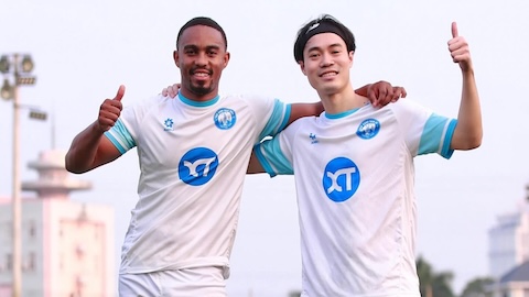 Simone Inzaghi celebrating with his Inter Milan players after beating Barcelona.